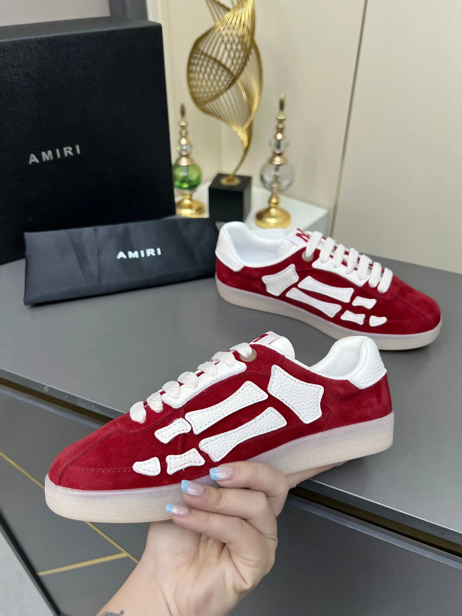 Men's Men's Shoes 💰580 Bone Shoes · AMIRI Skel-Top AMIRI 🔥 launches a new "ThePacific" series of low-top casual sports moral training shoes in the early spring of 2025. This iconic shoe covers men's and women's shoes, drawing inspiration from the brand's classic sports style and elegantly integrating West Coast style. "The Pacific" contrasting five-pointed star series is rooted in Amiri's unique California genes, showing the freedom and leisure atmosphere of the West Coast. This series launches two styles that incorporate the brand's iconic elements: the leather version is made of pure white leather with a same-color sole, and is embellished with star patterns on the side of the shoe, just like the bright starry sky of California. The black and ocean blue colors are shared by men and women, and there is also a red star model exclusive for men and a light pink star model exclusive for women. The suede model is decorated with the brand's classic bone pattern on the side of the shoe. The rubber sole and suede fabric complement each other. The color scheme covers black, chocolate and sand, and is suitable for both men and women. Made of imported cowhide and decorated with bone pieces on the sides of the upper, it is novel and unique and has a good three-dimensional effect! High-density breathable mesh lining + original molded TPU outsole 🙏 Recommended by celebrities, bloggers and internet celebrities, 🚵🏻 an indispensable item for shopping, partying and traveling. One of the most unmissable sneakers in 2025 ✦Color: 10 colors available ✦Size: Women’s size 35--40 ✦Size: Men’s size 39--45